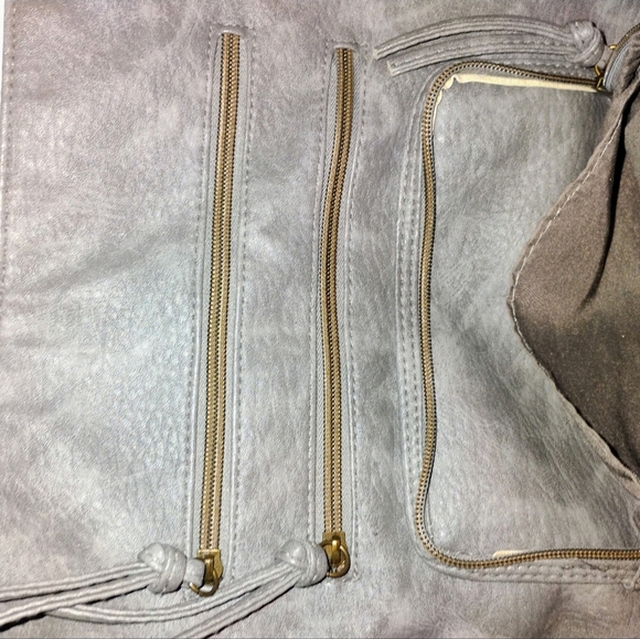 Stone Mountain Accessories Light Gray Crossbody Bag Size Is 12 In X 12 In - Picture 11 of 12